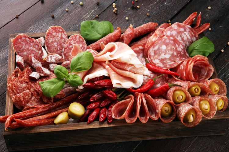 Etichette dissuasive su carni, salumi e vini - tagliere di salumi 