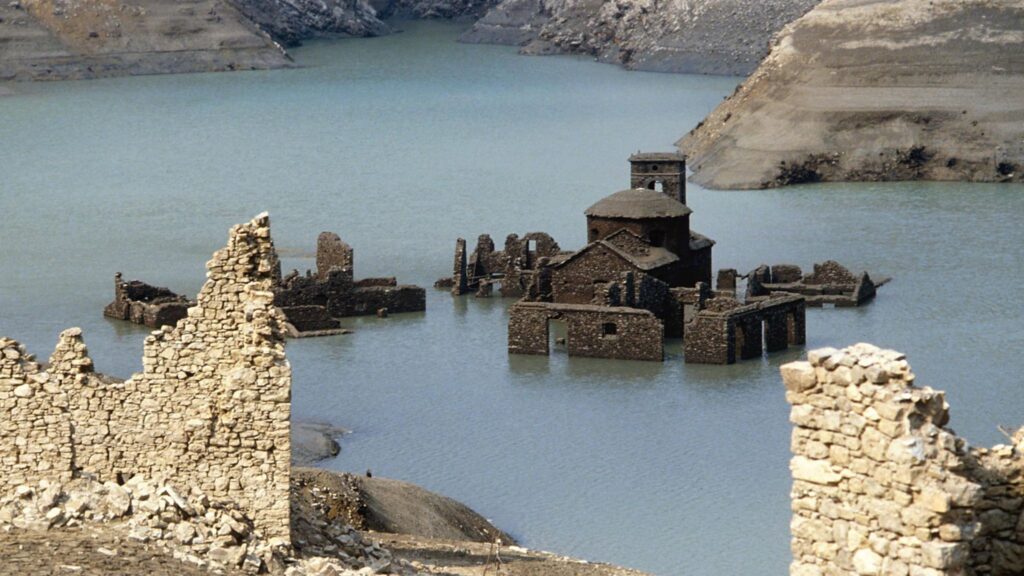 Lake of Vagli - ghost village 