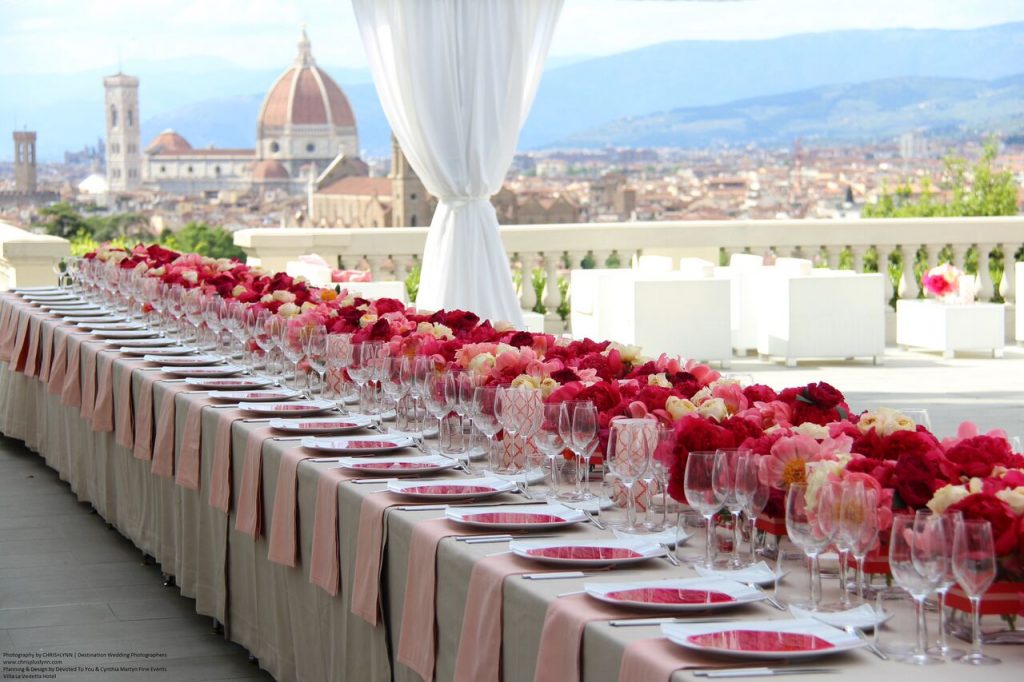 tavolata allestita con vista Duomo di Firenze 